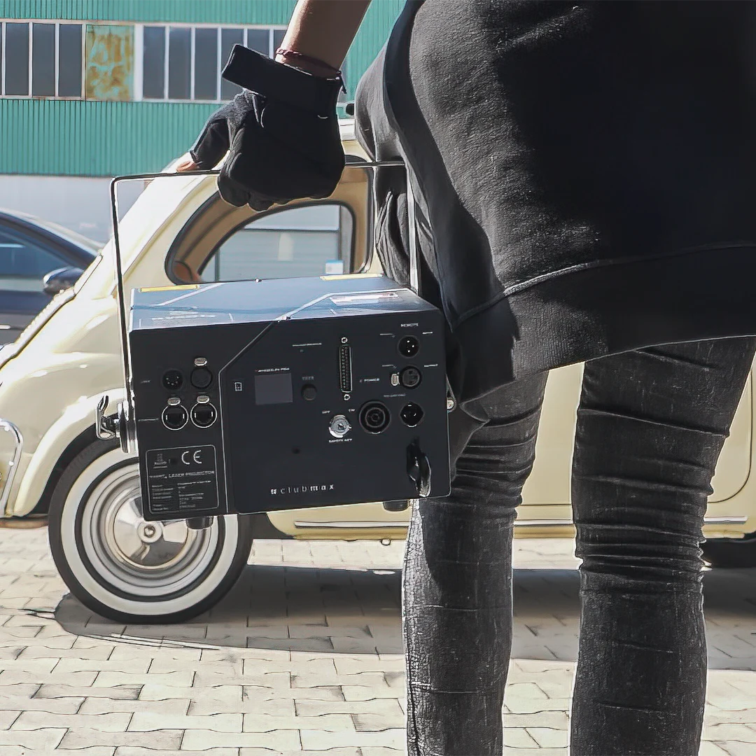 Kvant Clubmax being carried by laser operator to vehicle